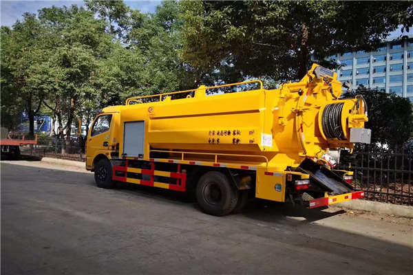 東風(fēng)吸污車清洗吸污車“吸污大法”運(yùn)籌帷幄助力城市管道暢清