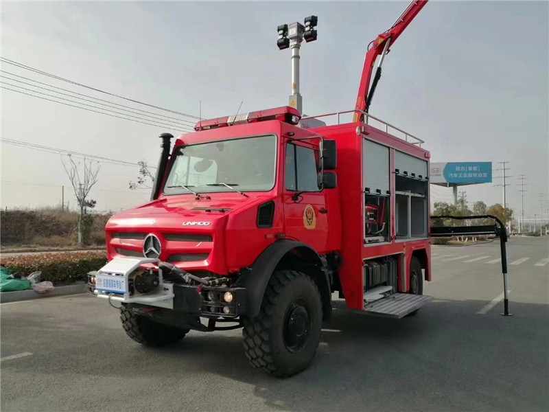 奔馳烏里莫克應急搶險救援車強勁動力翻山越嶺