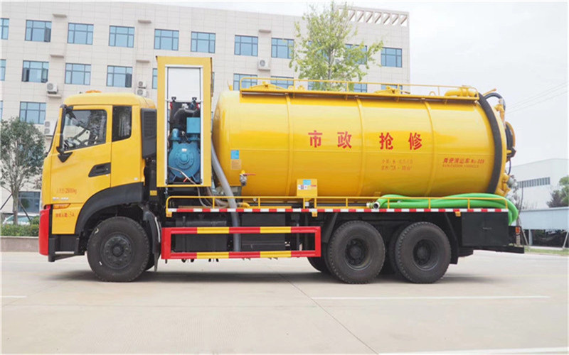東風(fēng)天龍前四后八清洗吸污車適合用于下水道內(nèi)的淤積物的抽吸、裝運(yùn)和排卸