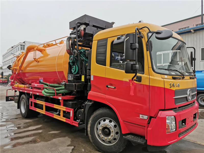 東風天錦吸污車吸污泵采用山東2BE-204水循環(huán)真空泵，精密度高，吸力大