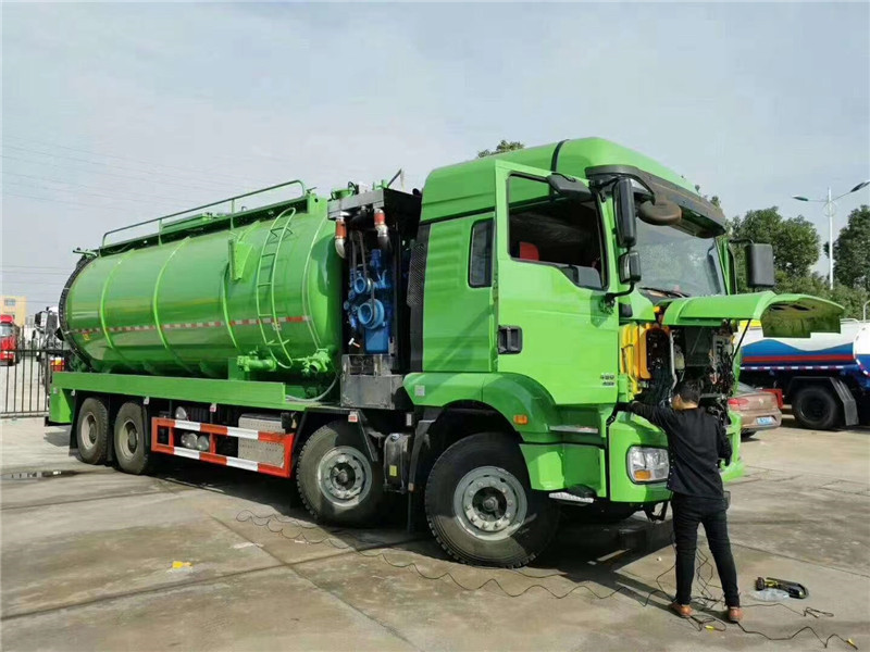 陜汽德龍前四后八國六清洗吸污車外觀個性時尚，內在配置齊全