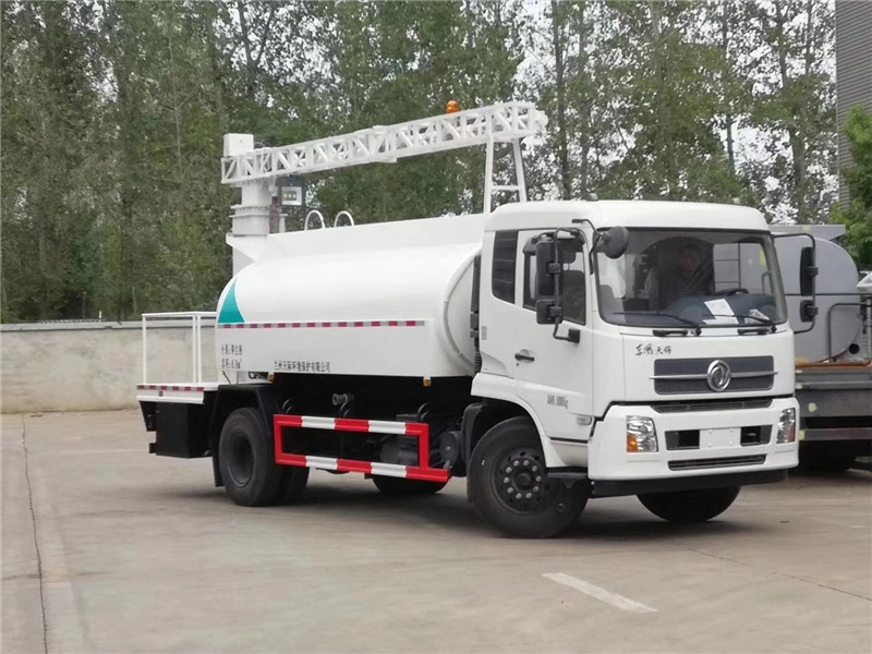 東風天錦多功能抑塵車通過運煤列車自動噴灑系統，有效防止揚塵