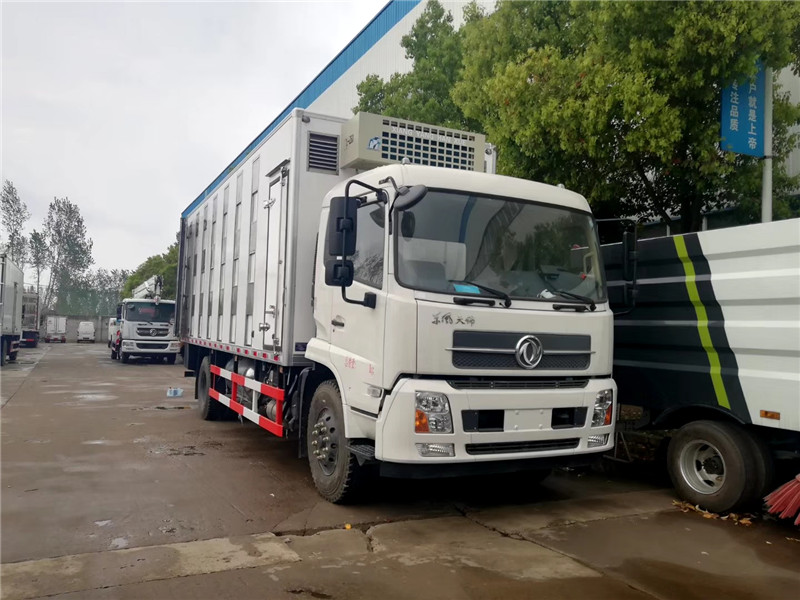 可獨立控制各分倉卸料順序和速度的東風天錦小三軸散裝飼料車