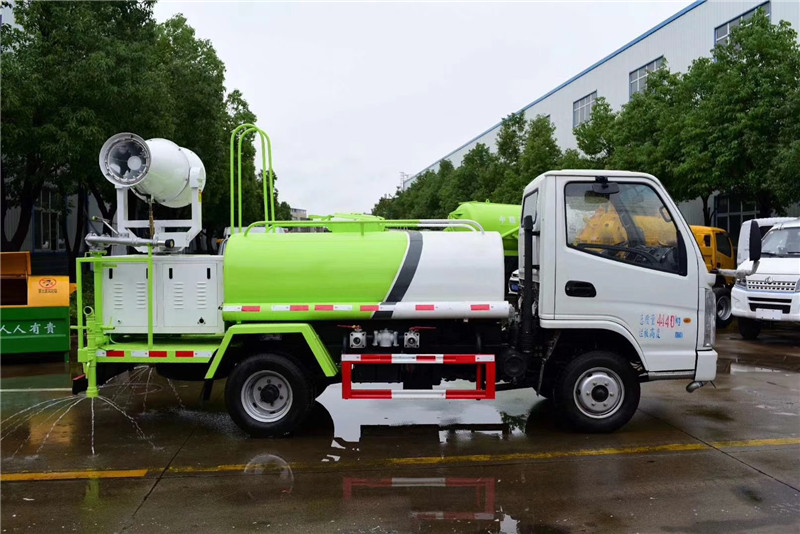 東風多利卡國六5噸灑水車進行液霧降塵、淡化空氣中的顆粒濃度