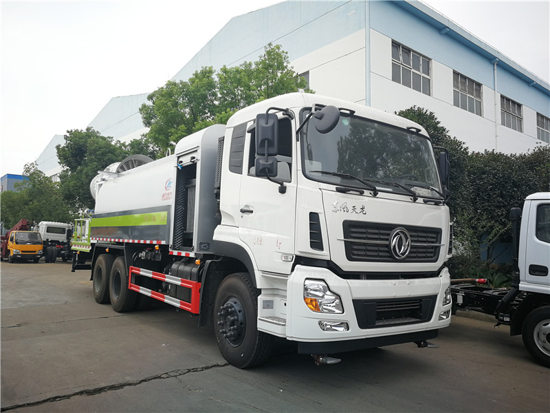 東風(fēng)D9道路灑水養(yǎng)護車中控臺比較簡潔，各種按鍵一目了然