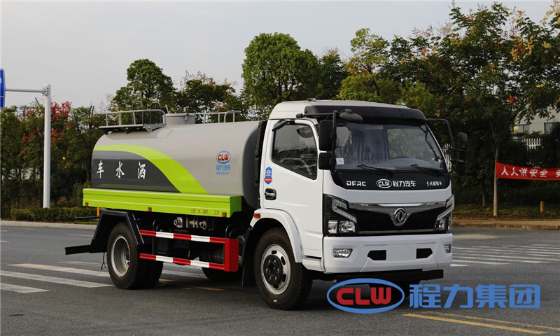 東風D7多利卡8噸灑水車高壓風機噴出水霧，顆粒達到了微米級