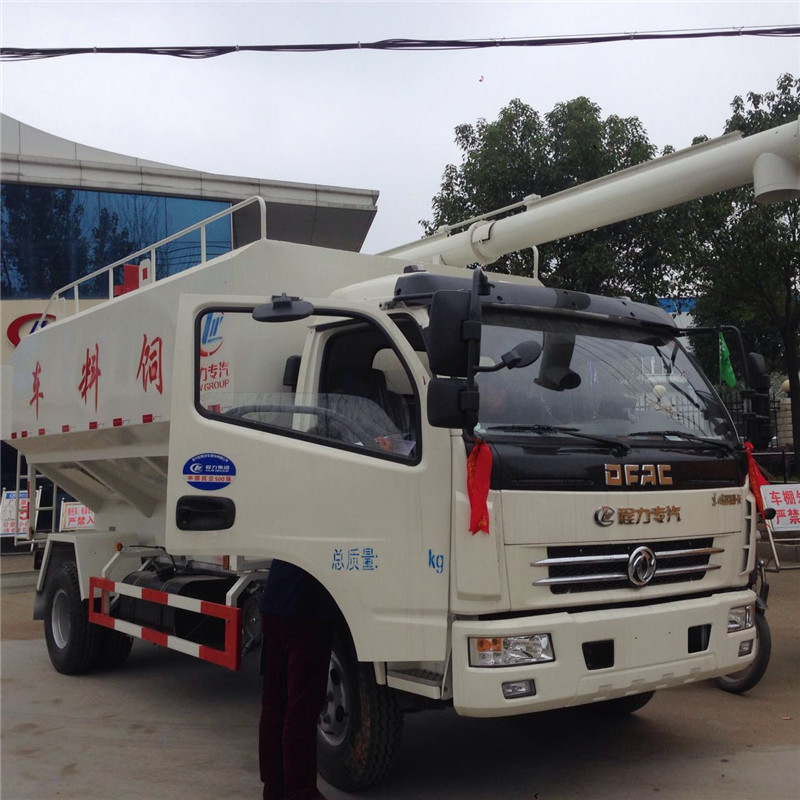 東風暢行短三軸飼料車采用機械螺旋的卸料方式，卸料速度快