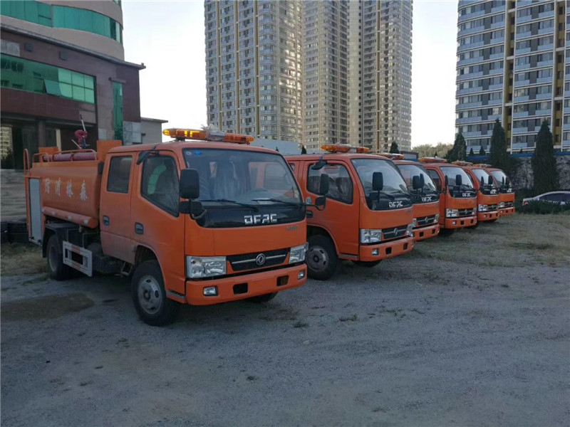 東風(fēng)多利卡消防灑水車(chē)外形美觀，結(jié)合消防，灑水功能為一體