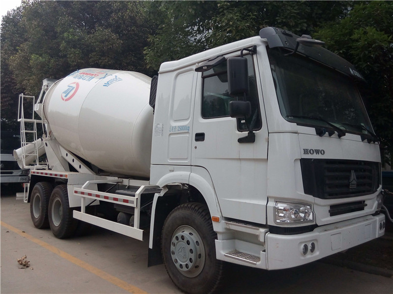  東風(fēng)華神輕量化攪拌車(chē)容積利用率高，攪拌筒進(jìn)出料速度快