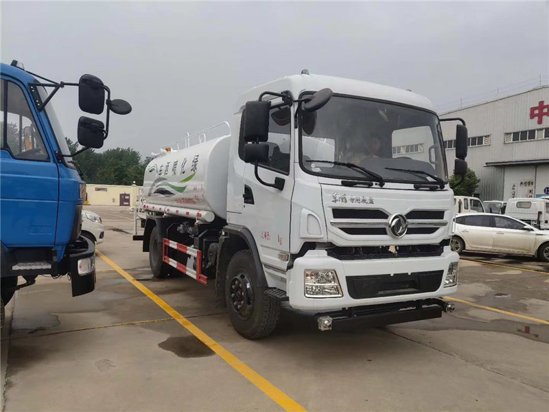 東風(fēng)天錦多功能抑塵車可360度搖控旋轉(zhuǎn)，達(dá)到全方位大面積精準(zhǔn)噴霧