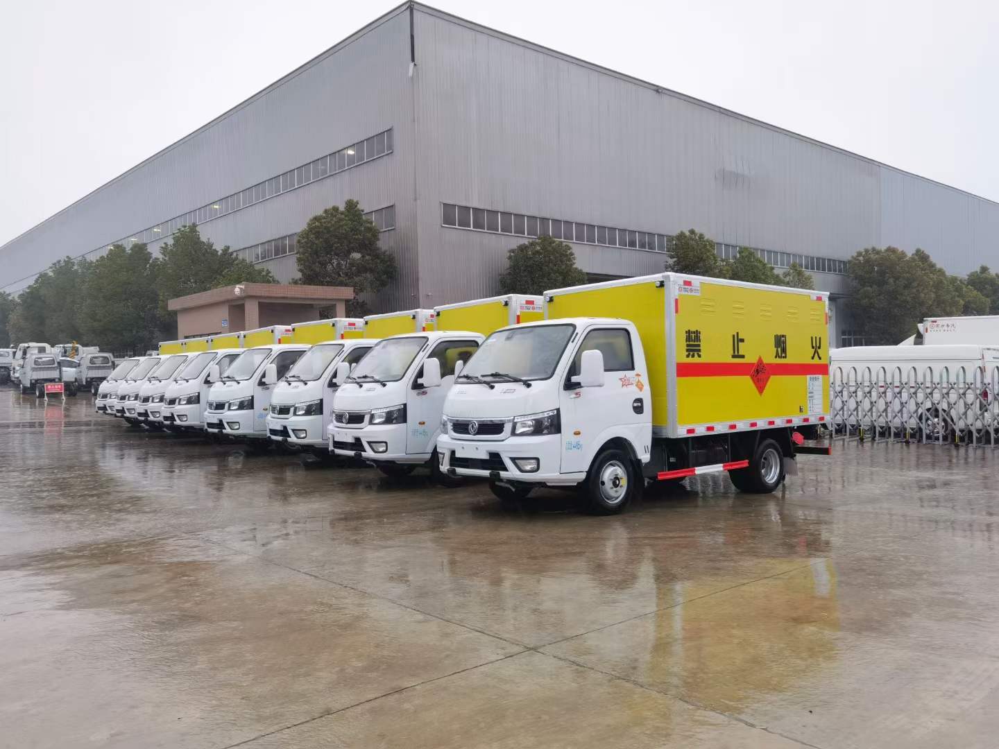 八臺東風途逸藍牌爆破器材運輸車發往四川甘孜